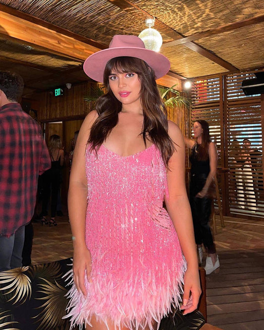 Mini vestidos sin mangas con borlas y lentejuelas con dobladillo de plumas