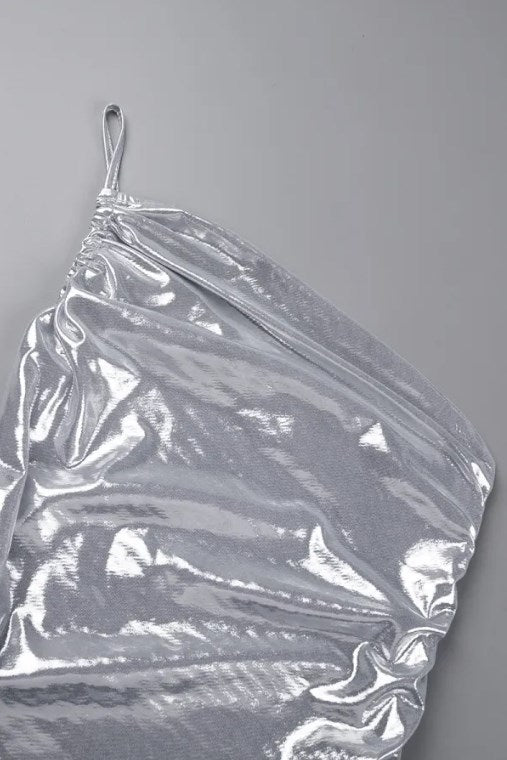 Vestidos ajustados plisados con hombros descubiertos y tirantes finos