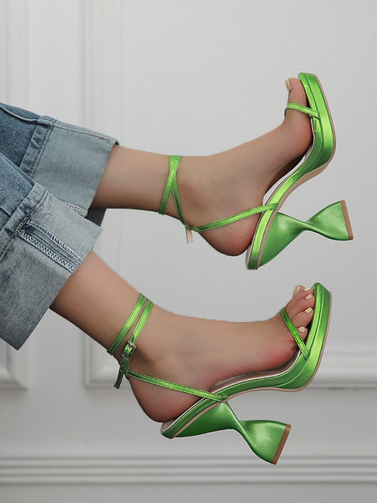 Tacones gruesos con plataforma y tiras y punta abierta