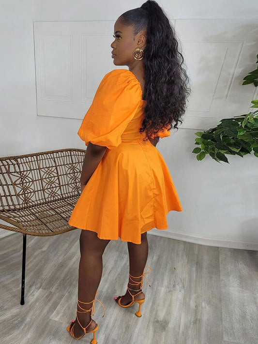 Mini vestidos fruncidos con cuello en V y volantes de manga corta