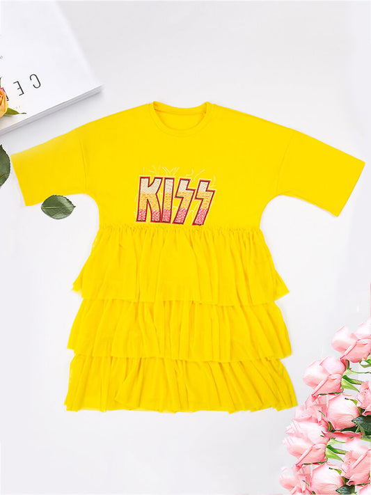 Vestidos estilo camiseta con estampado de letras y capas escalonadas de malla