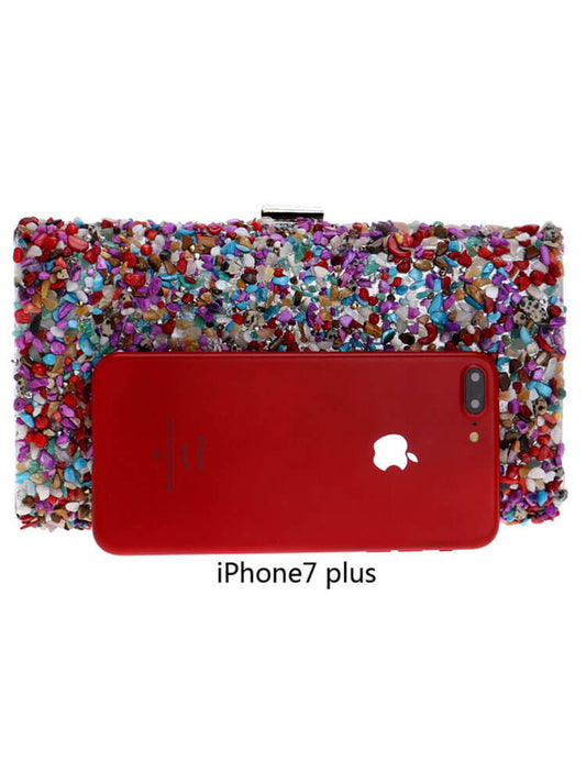 Bolsos cuboides con cadena de piedras de colores