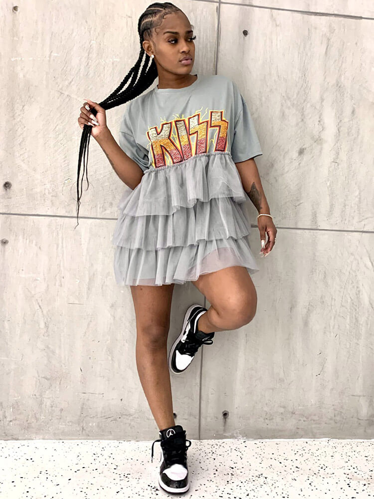 Vestidos estilo camiseta con estampado de letras y capas escalonadas de malla