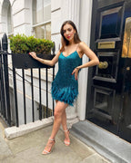 Mini vestidos sin mangas con borlas y lentejuelas con dobladillo de plumas