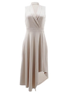 Vestido con vuelo y cintura ceñida con cuello tipo polo sin mangas 