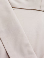 Vestido con vuelo y cintura ceñida con cuello tipo polo sin mangas 