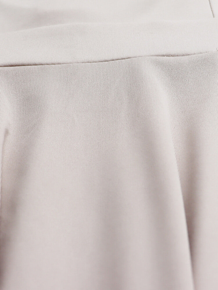 Vestido con vuelo y cintura ceñida con cuello tipo polo sin mangas 