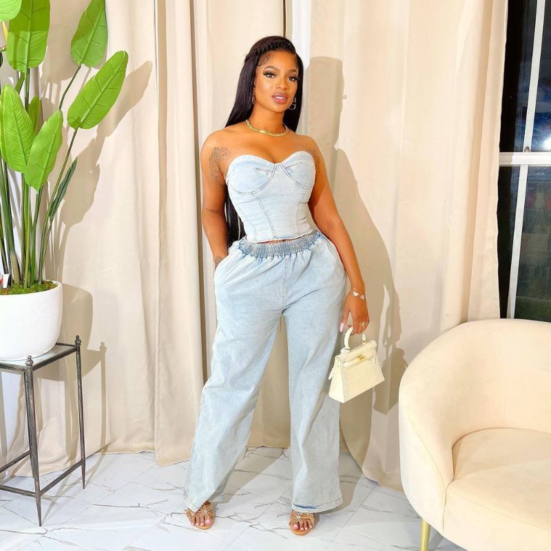 Conjunto de pantalón largo y top corto sin tirantes de mezclilla