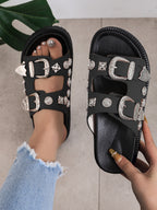Chanclas planas con remaches de metal y tachuelas 
