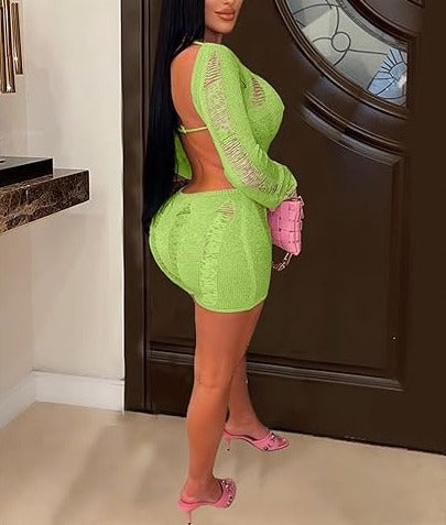 Mono corto ajustado con hombros descubiertos y espalda descubierta