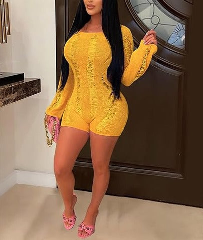 Mono corto ajustado con hombros descubiertos y espalda descubierta