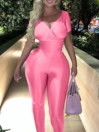 Tops de dos piezas con hombros descubiertos y pantalón acampanado ajustado