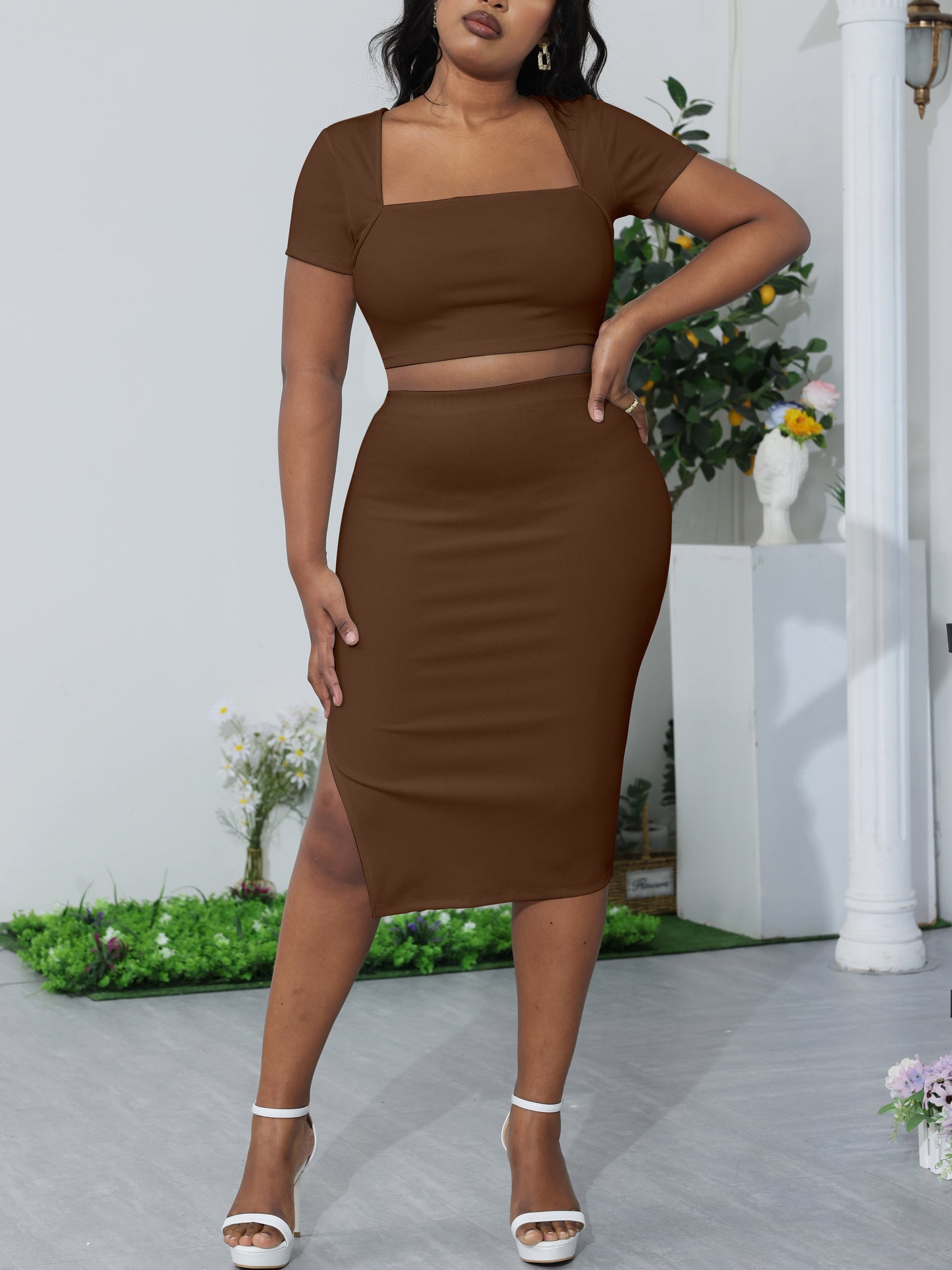 Top corto con cuello cuadrado + falda midi con abertura lateral 