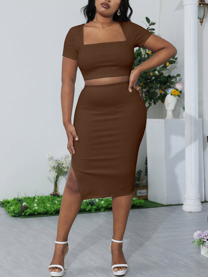 Top corto con cuello cuadrado + falda midi con abertura lateral 