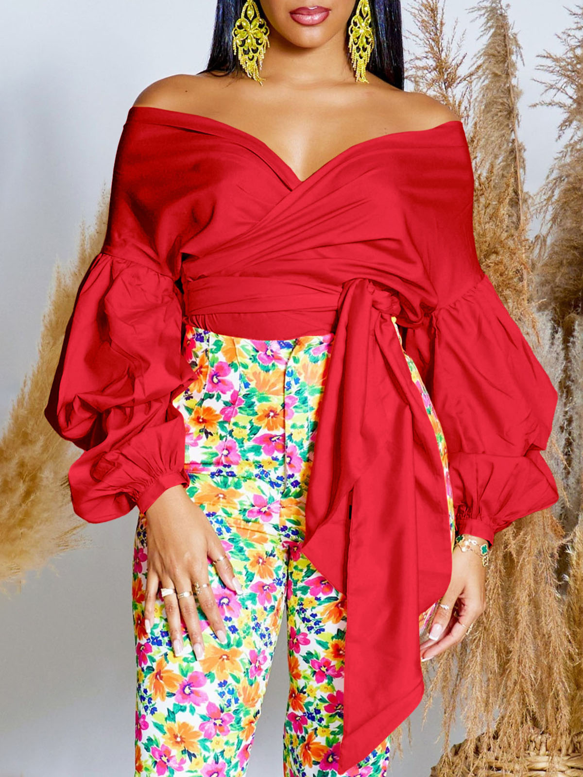 Blusa con cuello en V y mangas abullonadas con hombros descubiertos 