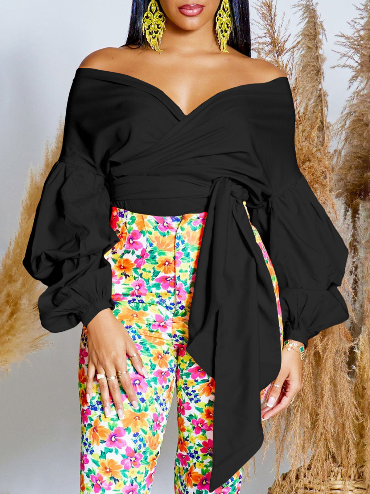 Blusa con cuello en V y mangas abullonadas con hombros descubiertos 