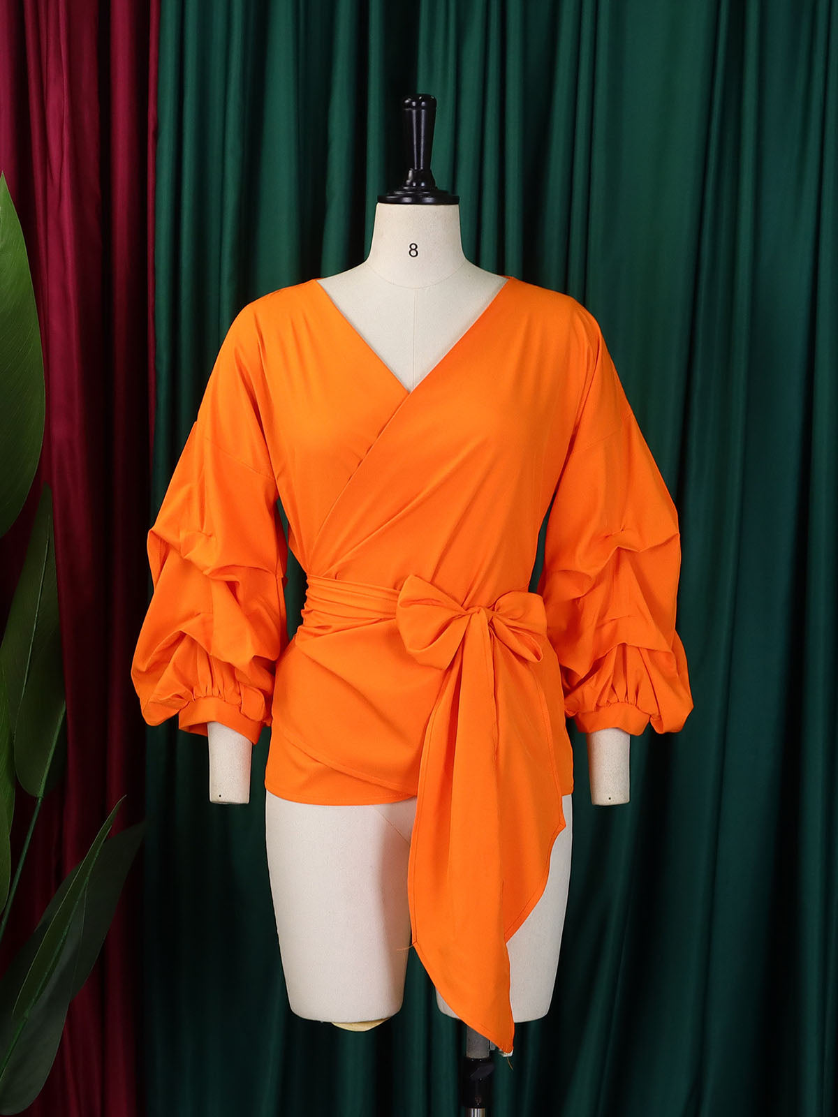 Blusa con cuello en V y mangas abullonadas con hombros descubiertos 
