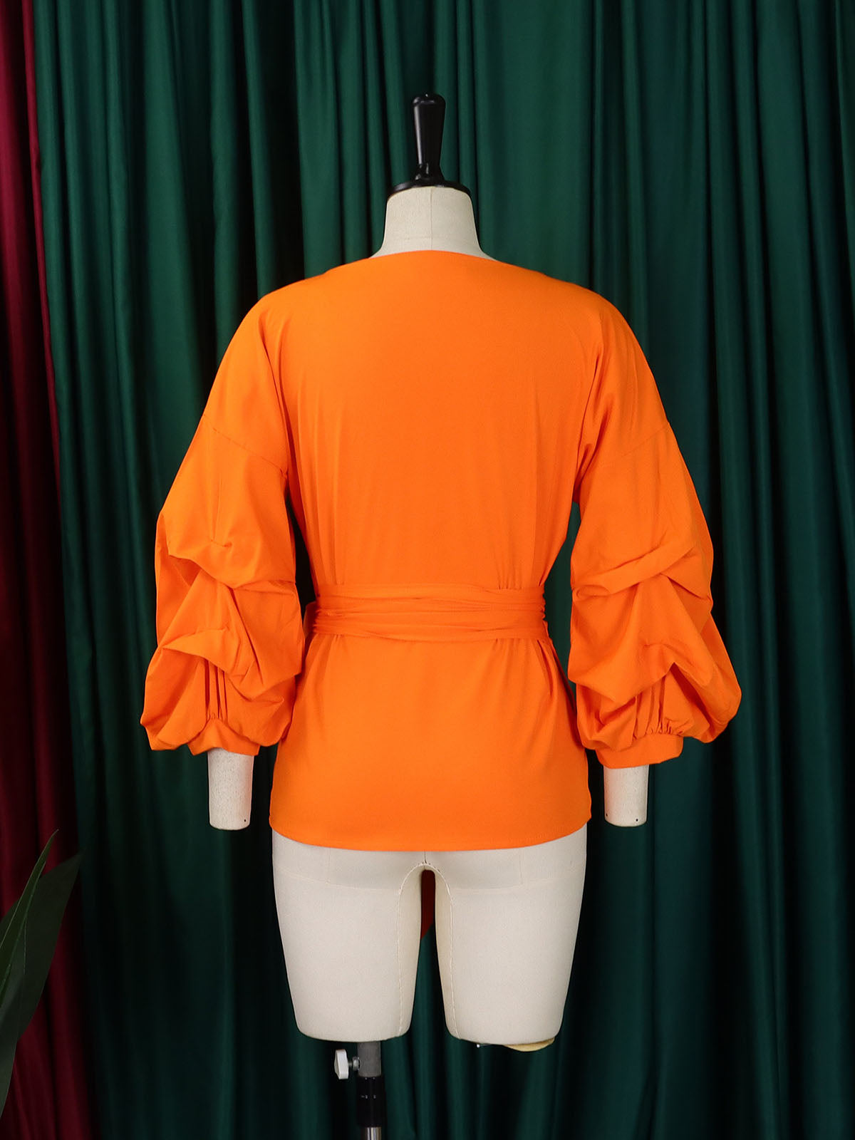 Blusa con cuello en V y mangas abullonadas con hombros descubiertos 