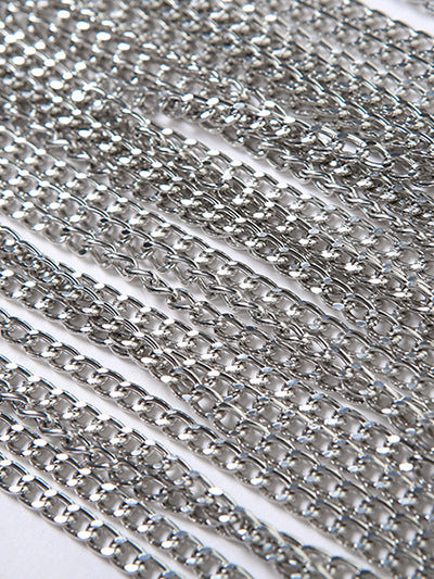 Top corto con cadena metálica y espalda descubierta 