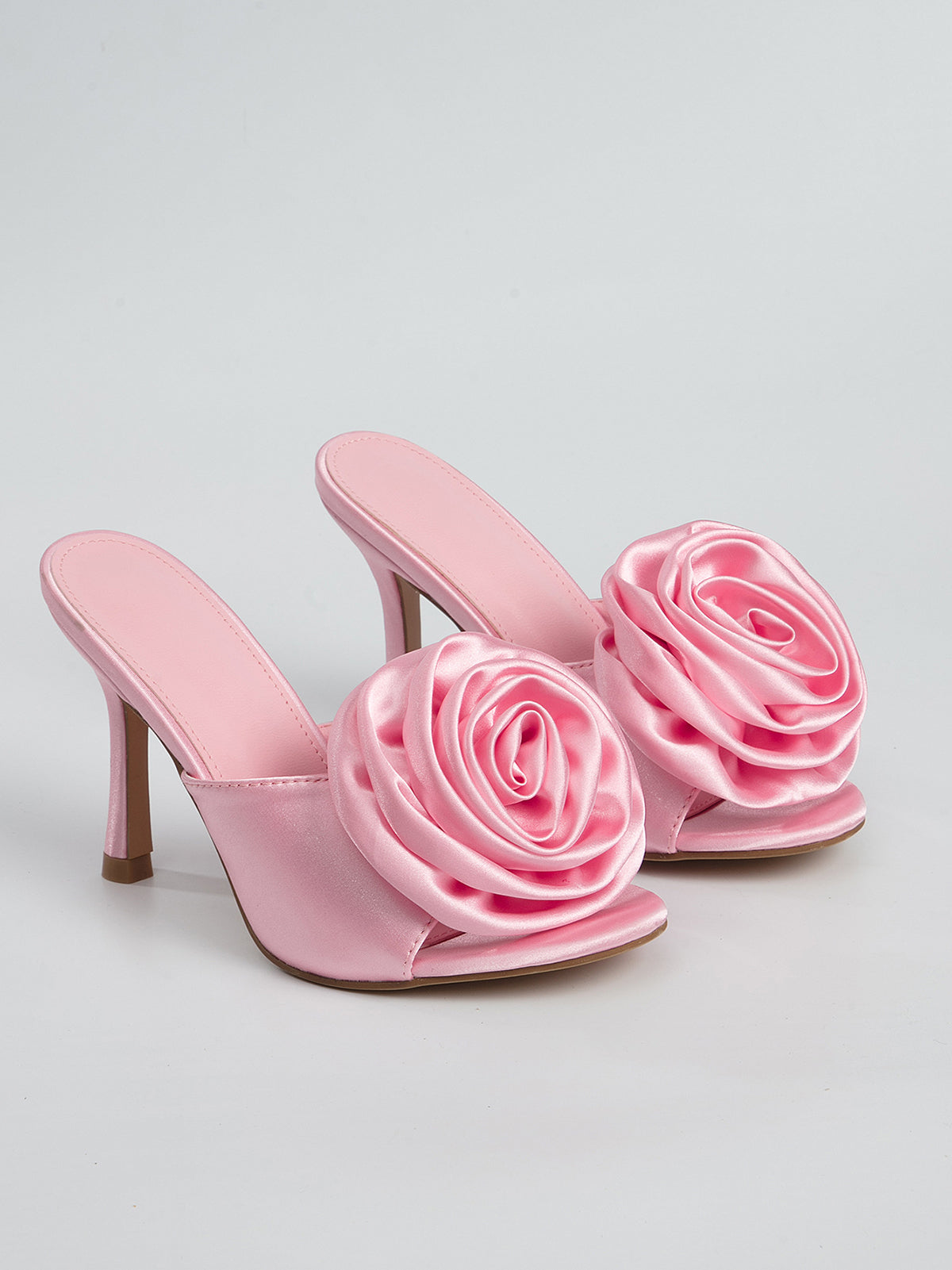Mules con tacón de aguja y estampado floral de satén con punta abierta 