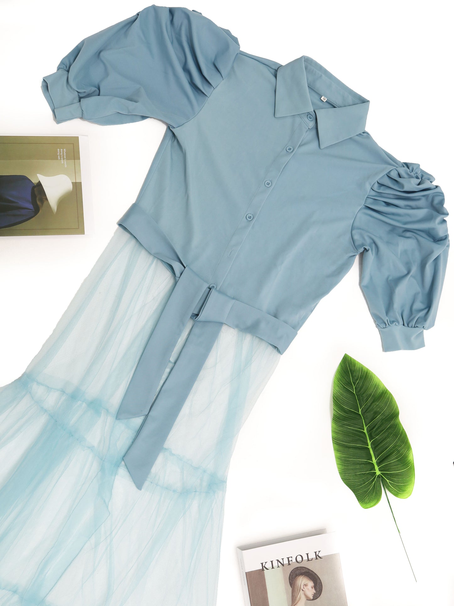 Tops con cuello en V y manga corta con patchwork de malla