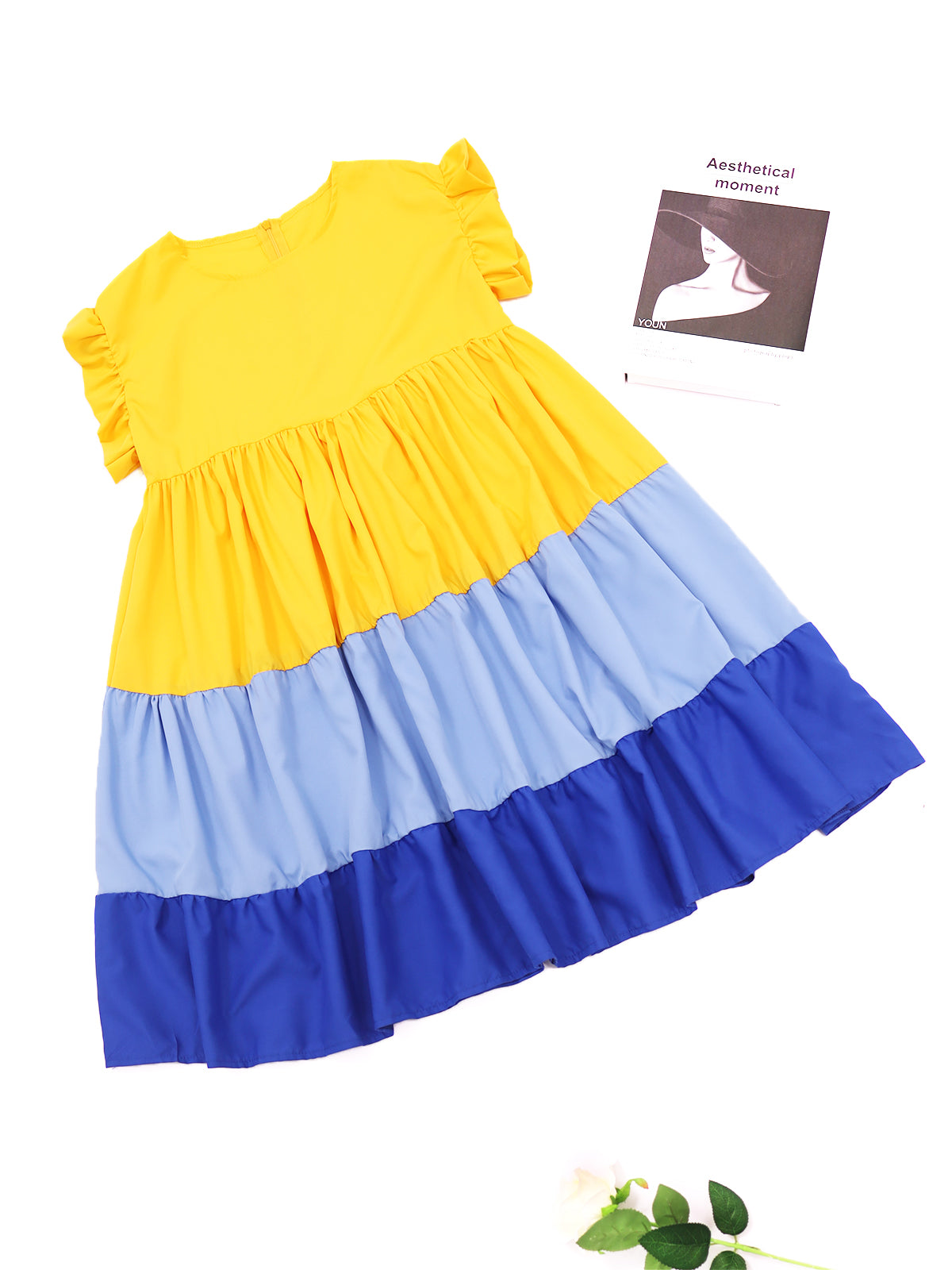 Vestido suelto con vuelo y mangas con volantes en bloques de color 