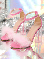 Sandalias peludas con tacones gruesos y cristales en forma de corazón 