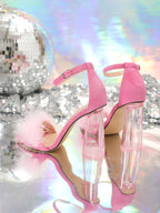 Sandalias peludas con tacones gruesos y cristales en forma de corazón 