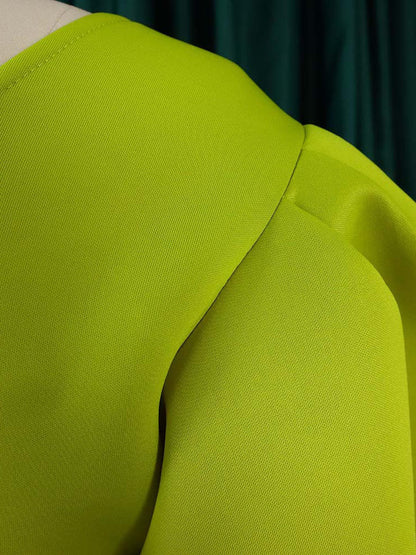 Vestido con abertura y volantes, manga abullonada y un hombro 