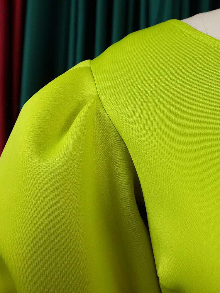 Vestido con abertura y volantes, manga abullonada y un hombro 