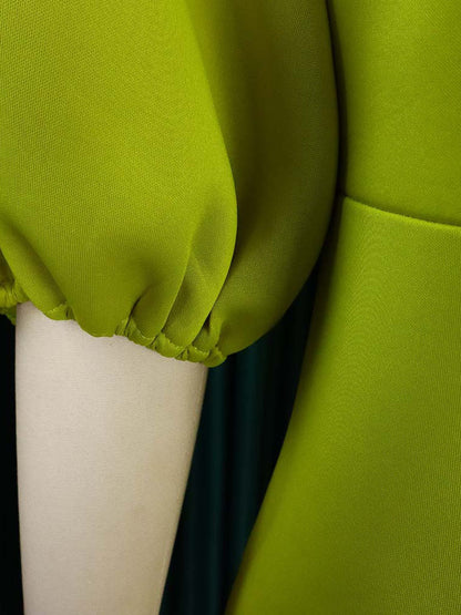 Vestido con abertura y volantes, manga abullonada y un hombro 