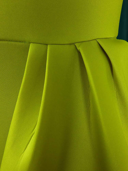 Vestido con abertura y volantes, manga abullonada y un hombro 