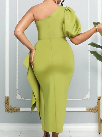 Vestido con abertura y volantes, manga abullonada y un hombro 