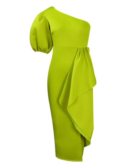 Vestido con abertura y volantes, manga abullonada y un hombro 