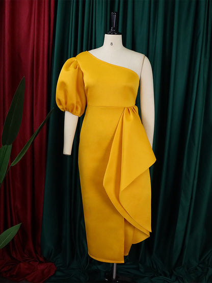 Vestido con abertura y volantes, manga abullonada y un hombro 