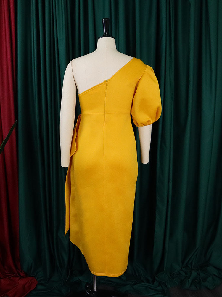 Vestido con abertura y volantes, manga abullonada y un hombro 