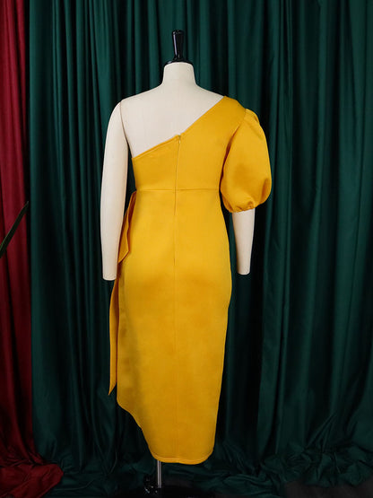 Vestido con abertura y volantes, manga abullonada y un hombro 