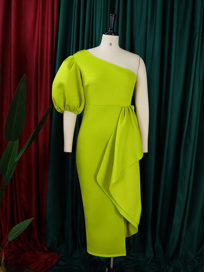 Vestido con abertura y volantes, manga abullonada y un hombro 