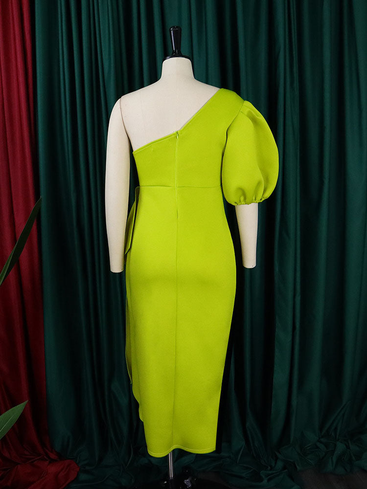 Vestido con abertura y volantes, manga abullonada y un hombro 