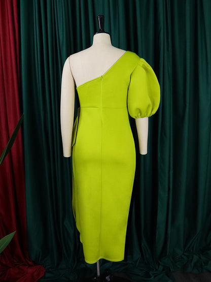 Vestido con abertura y volantes, manga abullonada y un hombro 