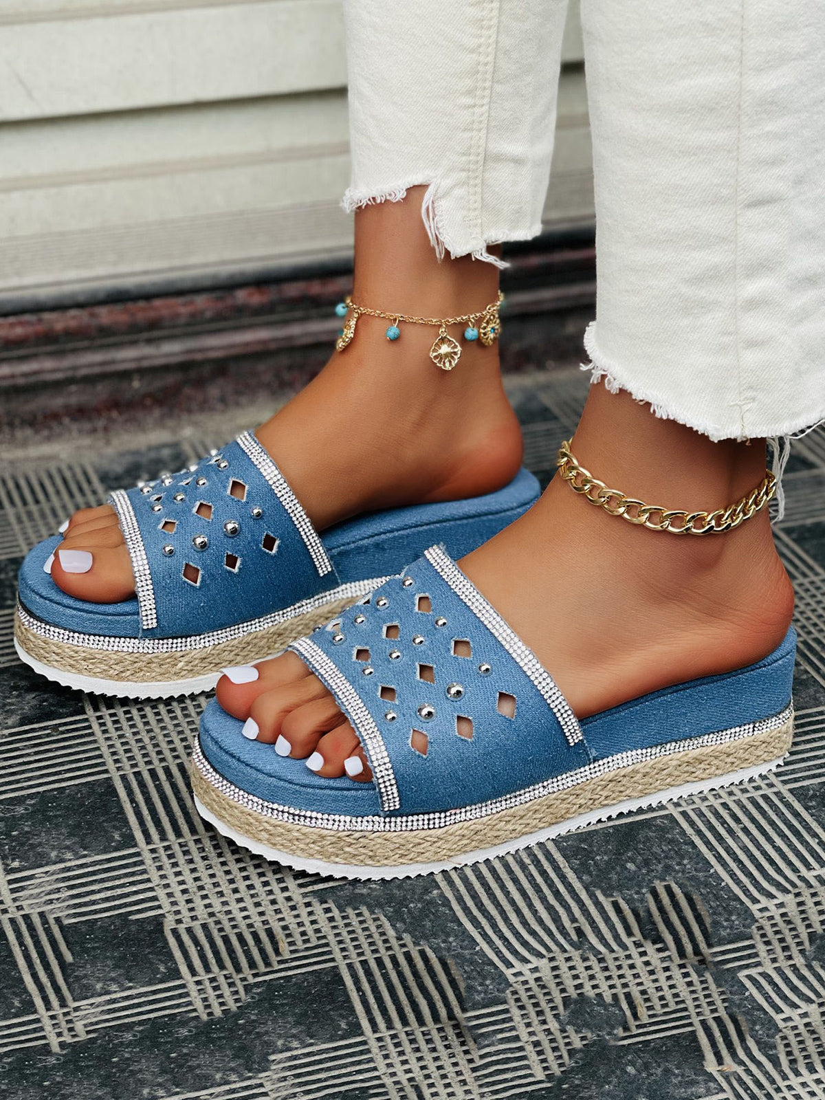 Chanclas con plataforma de mezclilla con cuentas 