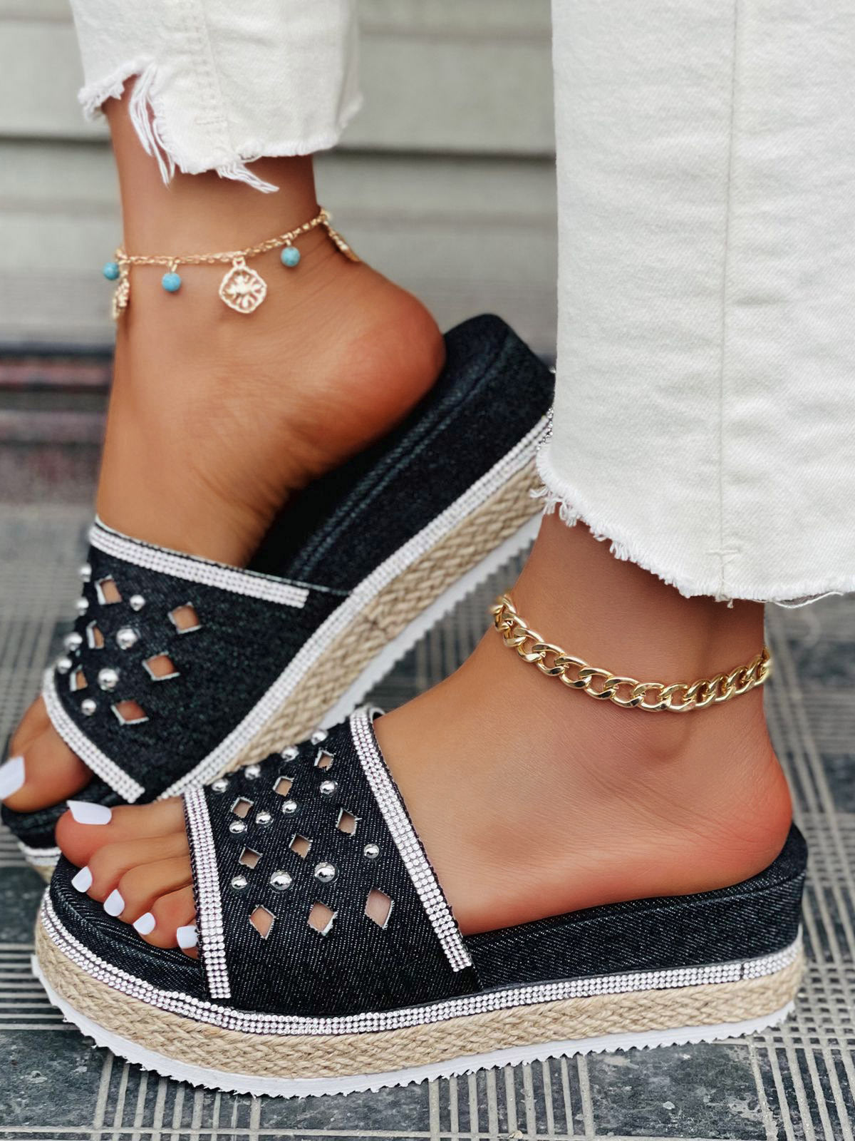Chanclas con plataforma de mezclilla con cuentas 