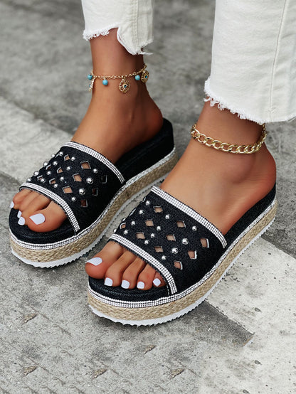 Chanclas con plataforma de mezclilla con cuentas 