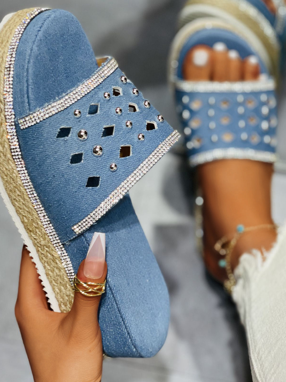 Chanclas con plataforma de mezclilla con cuentas 