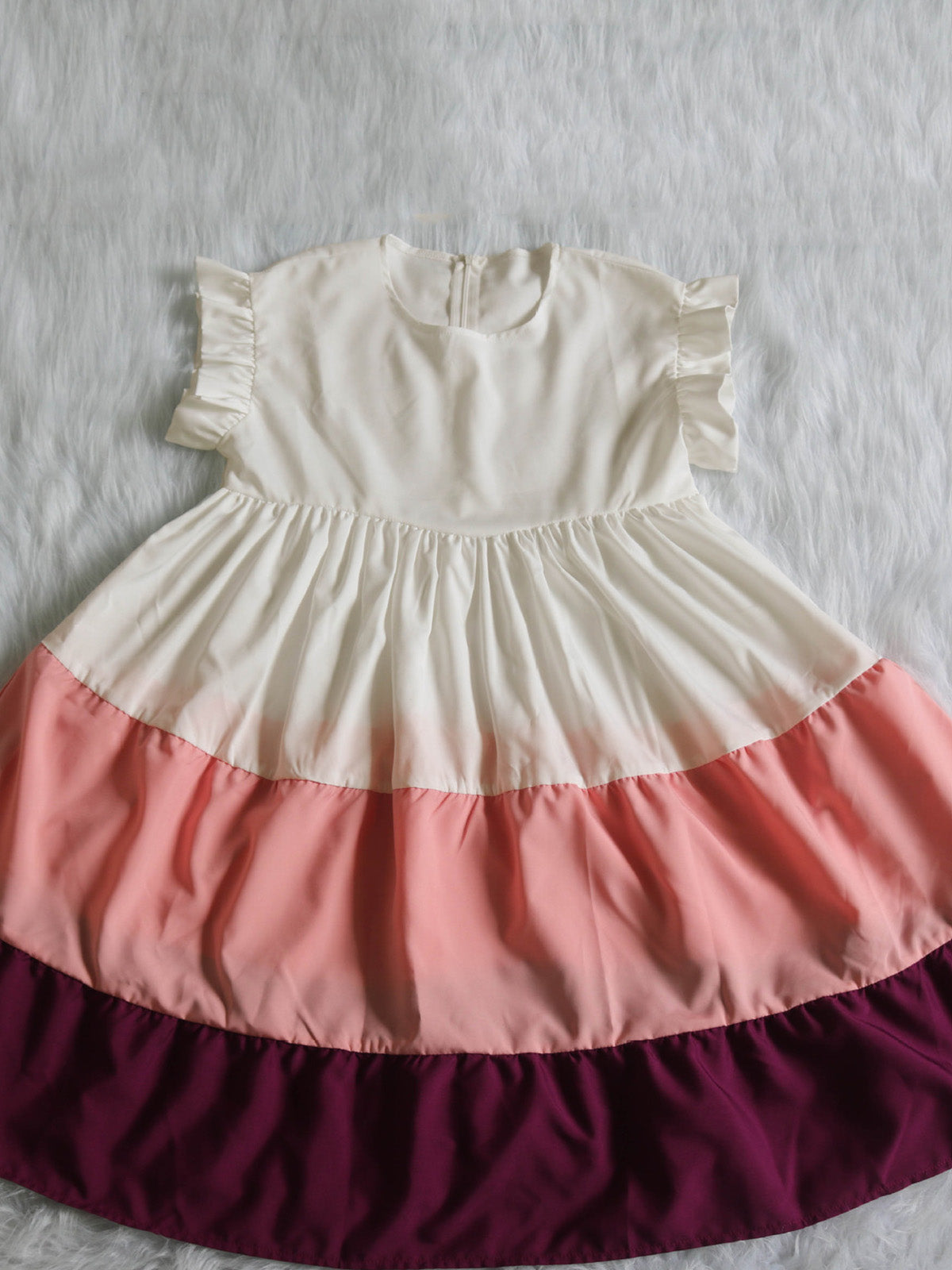 Vestido suelto con vuelo y mangas con volantes en bloques de color 