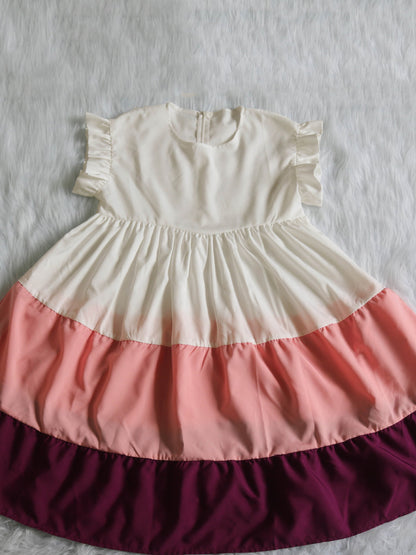 Vestido suelto con vuelo y mangas con volantes en bloques de color 