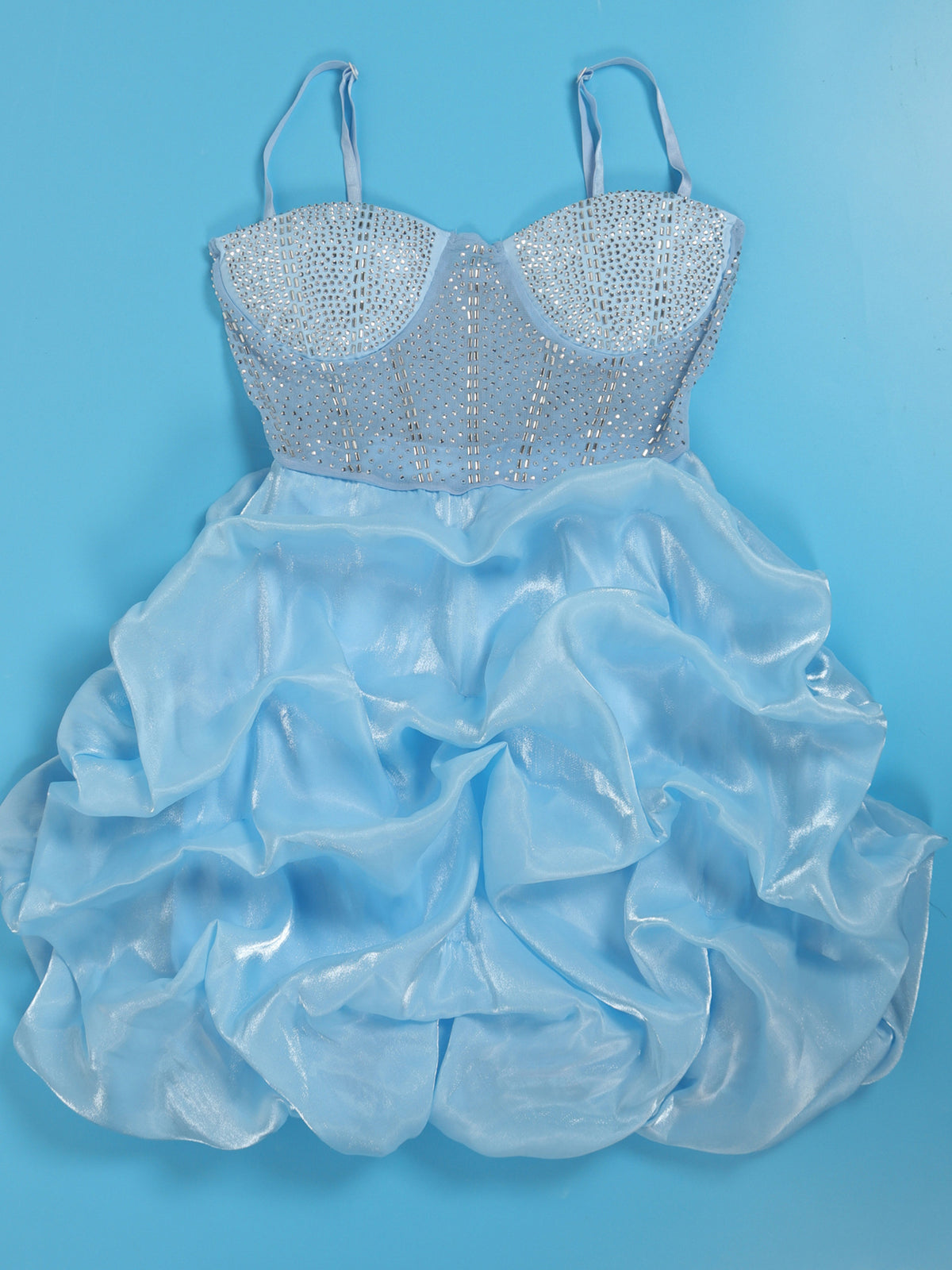 Vestido a capas de tul con tirantes finos y diamantes de imitación 