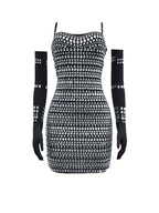 Vestido con tirantes finos y guantes de diamantes de imitación 