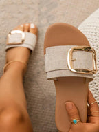 Chanclas planas con diseño de hebilla cuadrada 