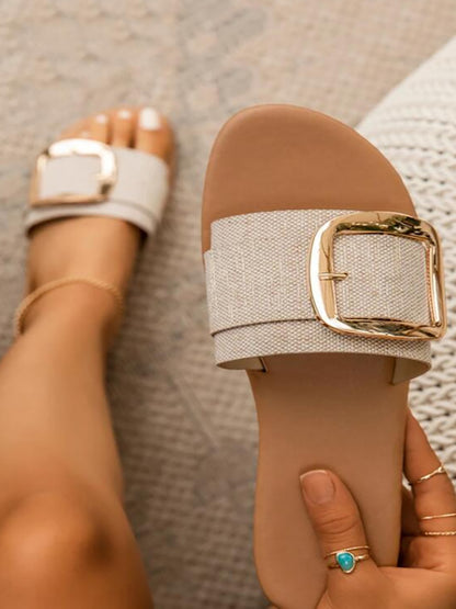 Chanclas planas con diseño de hebilla cuadrada 